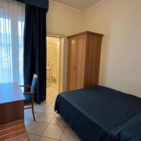 Hotel De La 3*