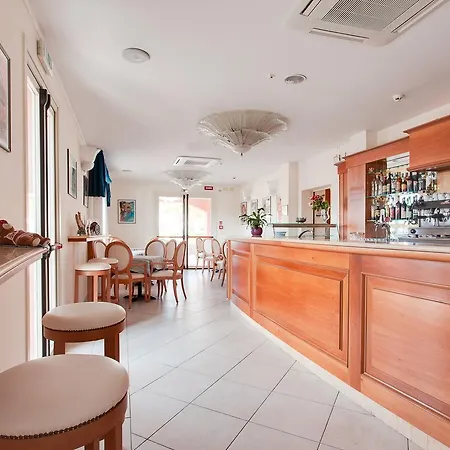 De La Hotel 3*