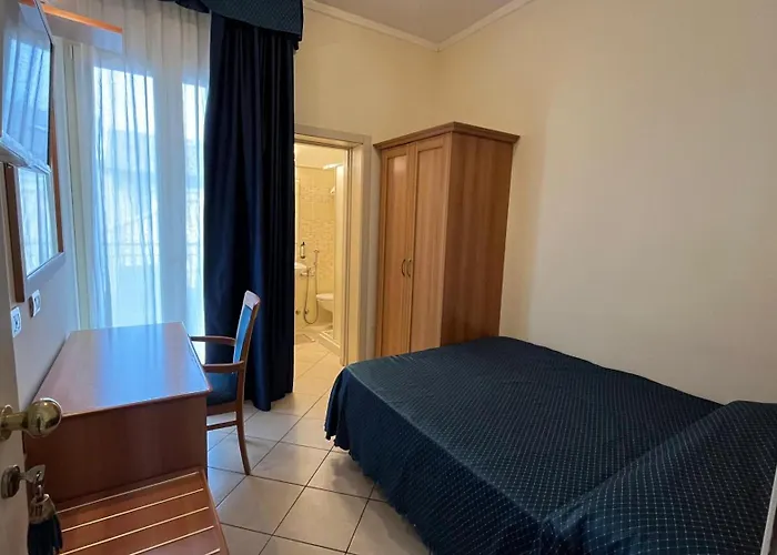 Hotel De La 3*