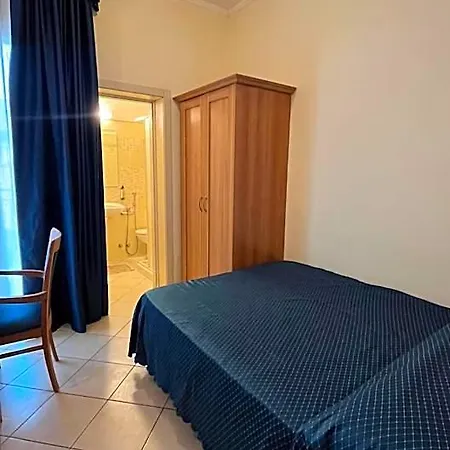 Ξενοδοχείο De La 3*